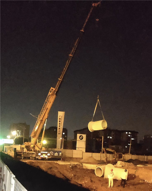 恭城“弯臂矫正”—— 吊车的 “形变补偿” 技术